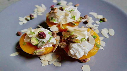 Perzik uit de oven met ricotta en noten